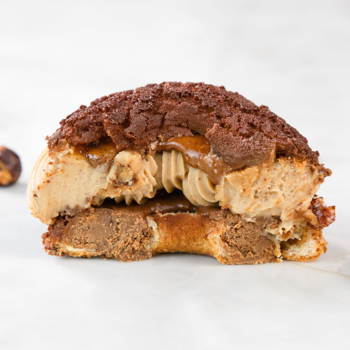 Paris-Brest chocolat praliné individuel vue rapprochée