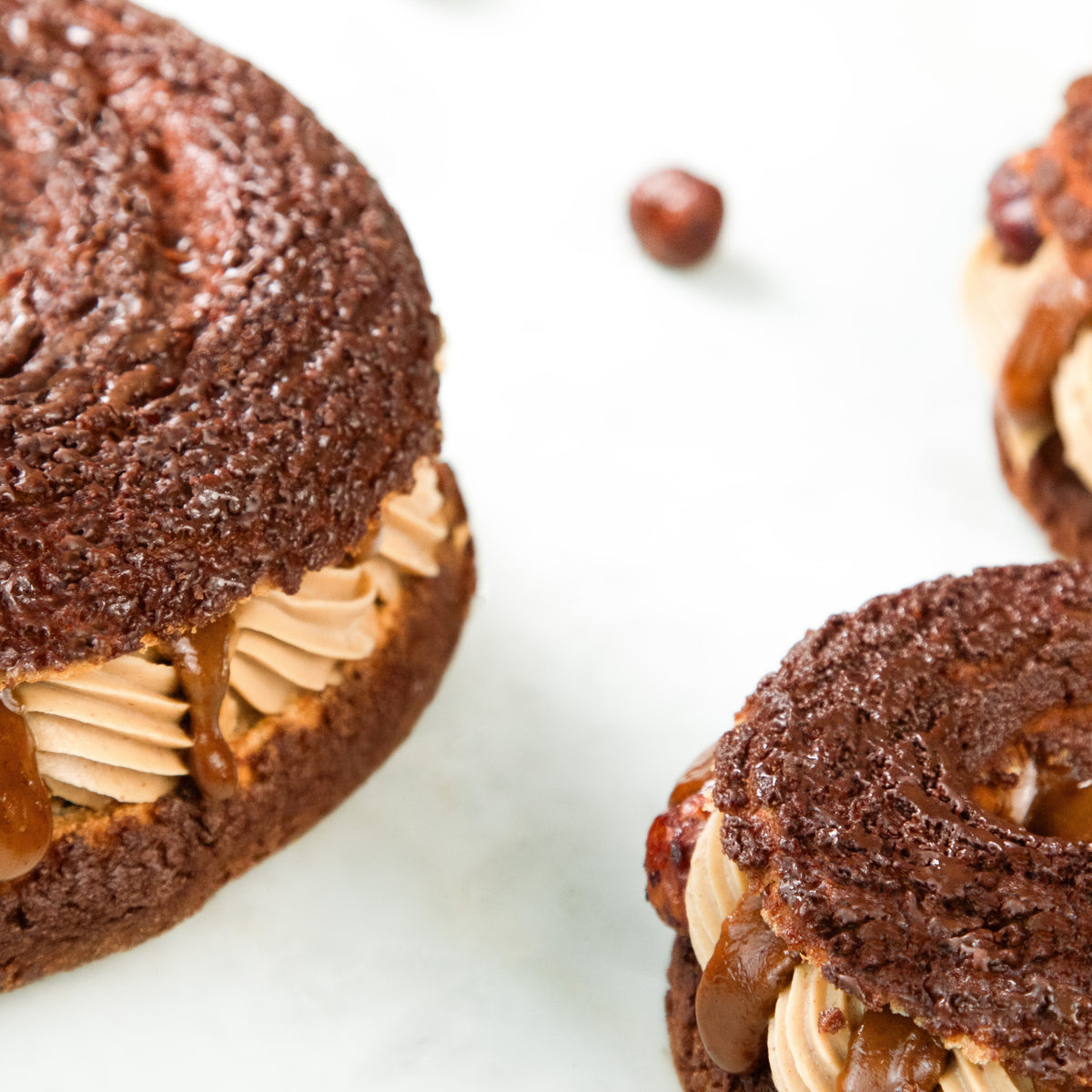 Paris-Brest chocolat praliné vue rapprochée