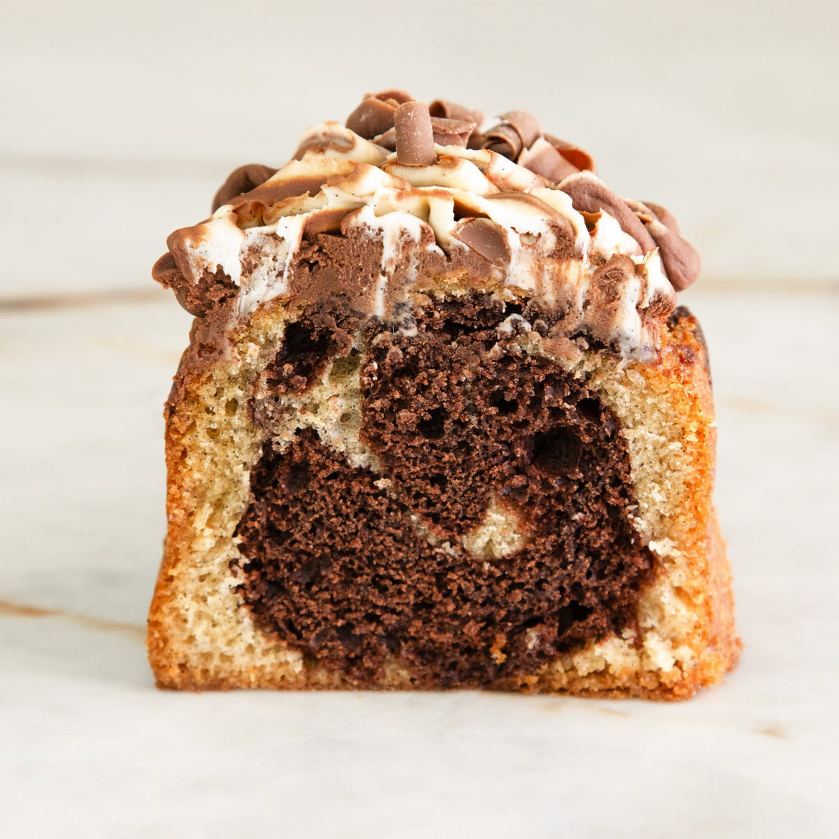 Cake marbré vanille chocolat vue rapprochée