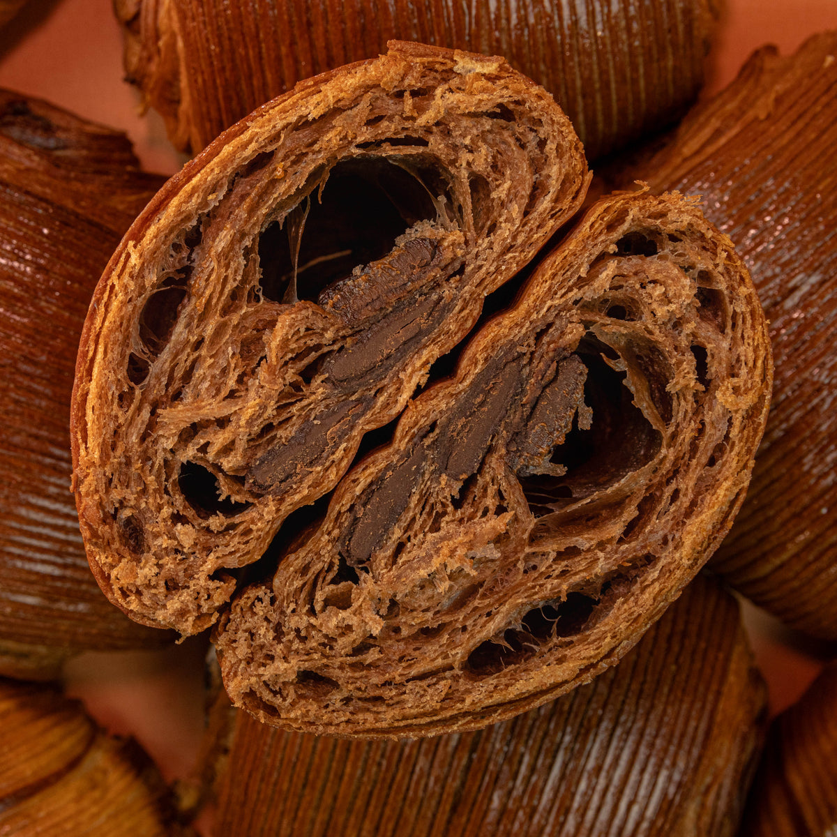 Pain au chocolat strié gros plan